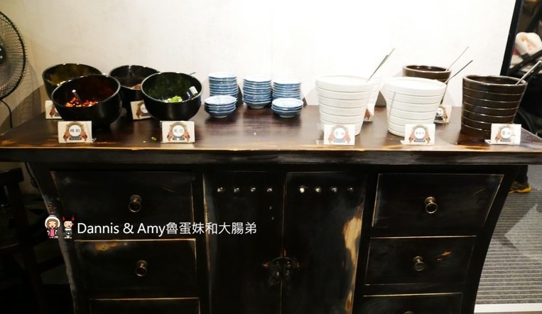 《新竹竹北美食》 韋爐復刻食鍋。以盤計價想吃什麼自己拿。食材新鮮現點現切肉品大推薦。復古空間一起圍爐吃美味石頭火鍋 ︱影片