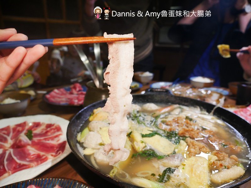 《新竹竹北美食》 韋爐復刻食鍋。以盤計價想吃什麼自己拿。食材新鮮現點現切肉品大推薦。復古空間一起圍爐吃美味石頭火鍋 ︱影片