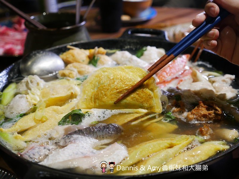 《新竹竹北美食》 韋爐復刻食鍋。以盤計價想吃什麼自己拿。食材新鮮現點現切肉品大推薦。復古空間一起圍爐吃美味石頭火鍋 ︱影片