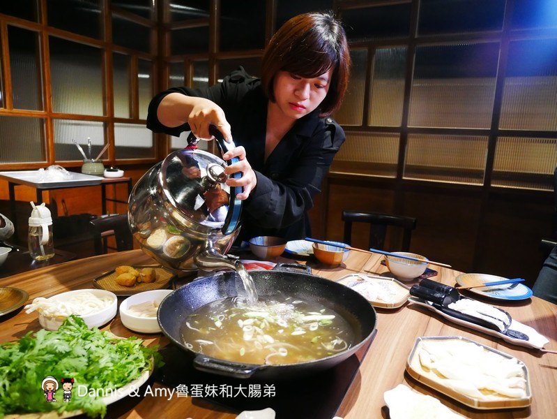 《新竹竹北美食》 韋爐復刻食鍋。以盤計價想吃什麼自己拿。食材新鮮現點現切肉品大推薦。復古空間一起圍爐吃美味石頭火鍋 ︱影片