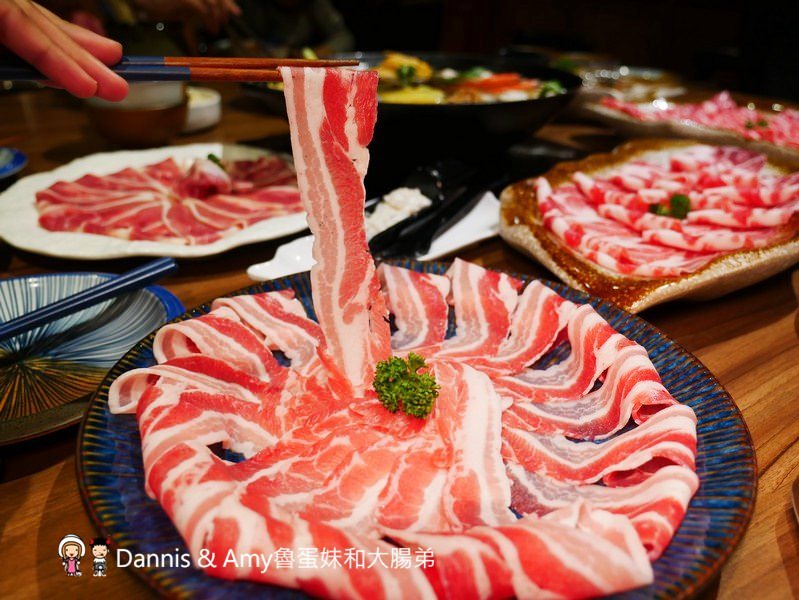 《新竹竹北美食》 韋爐復刻食鍋。以盤計價想吃什麼自己拿。食材新鮮現點現切肉品大推薦。復古空間一起圍爐吃美味石頭火鍋 ︱影片