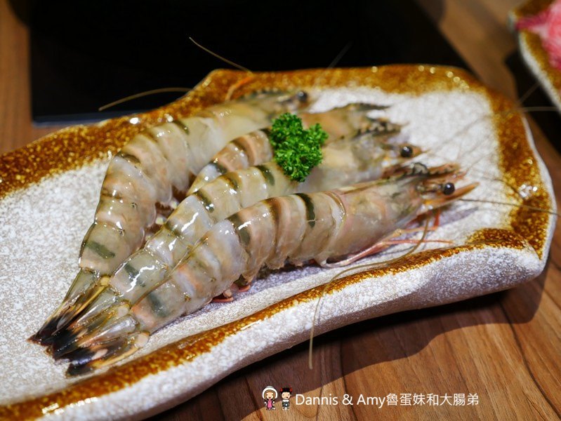 《新竹竹北美食》 韋爐復刻食鍋。以盤計價想吃什麼自己拿。食材新鮮現點現切肉品大推薦。復古空間一起圍爐吃美味石頭火鍋 ︱影片