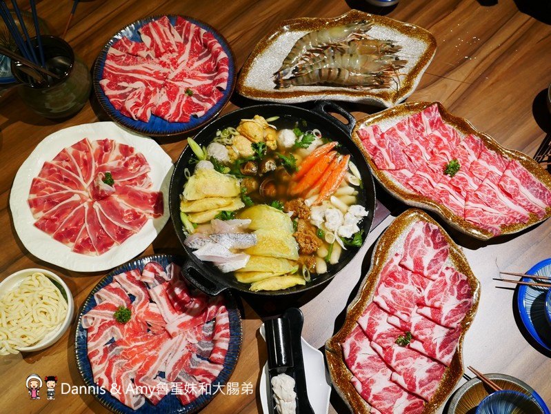 《新竹竹北美食》 韋爐復刻食鍋。以盤計價想吃什麼自己拿。食材新鮮現點現切肉品大推薦。復古空間一起圍爐吃美味石頭火鍋 ︱影片