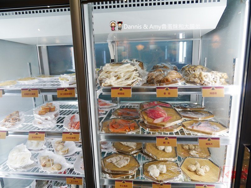 《新竹竹北美食》 韋爐復刻食鍋。以盤計價想吃什麼自己拿。食材新鮮現點現切肉品大推薦。復古空間一起圍爐吃美味石頭火鍋 ︱影片