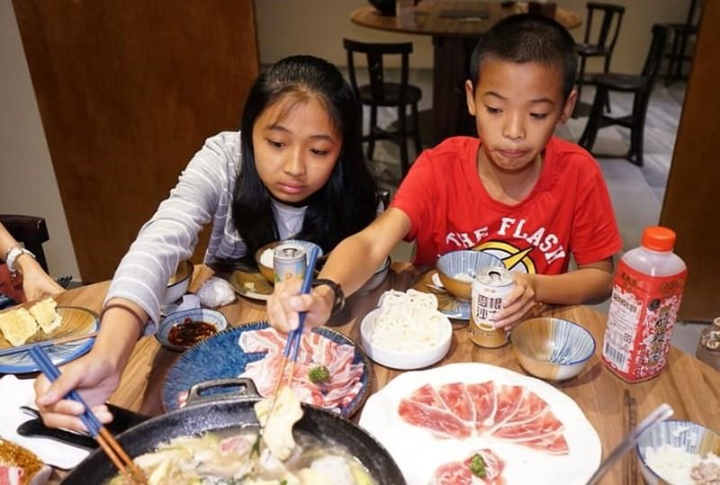 《新竹竹北美食》 韋爐復刻食鍋。以盤計價想吃什麼自己拿。食材新鮮現點現切肉品大推薦。復古空間一起圍爐吃美味石頭火鍋 ︱影片