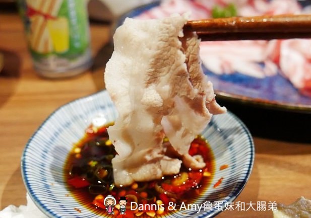 《新竹竹北美食》 韋爐復刻食鍋。以盤計價想吃什麼自己拿。食材新鮮現點現切肉品大推薦。復古空間一起圍爐吃美味石頭火鍋 ︱影片