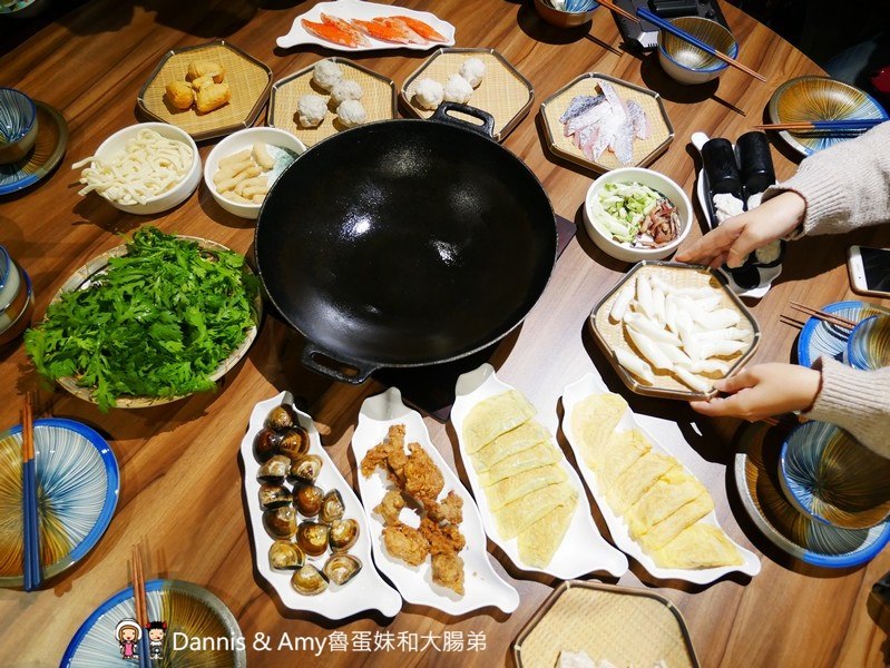 《新竹竹北美食》 韋爐復刻食鍋。以盤計價想吃什麼自己拿。食材新鮮現點現切肉品大推薦。復古空間一起圍爐吃美味石頭火鍋 ︱影片