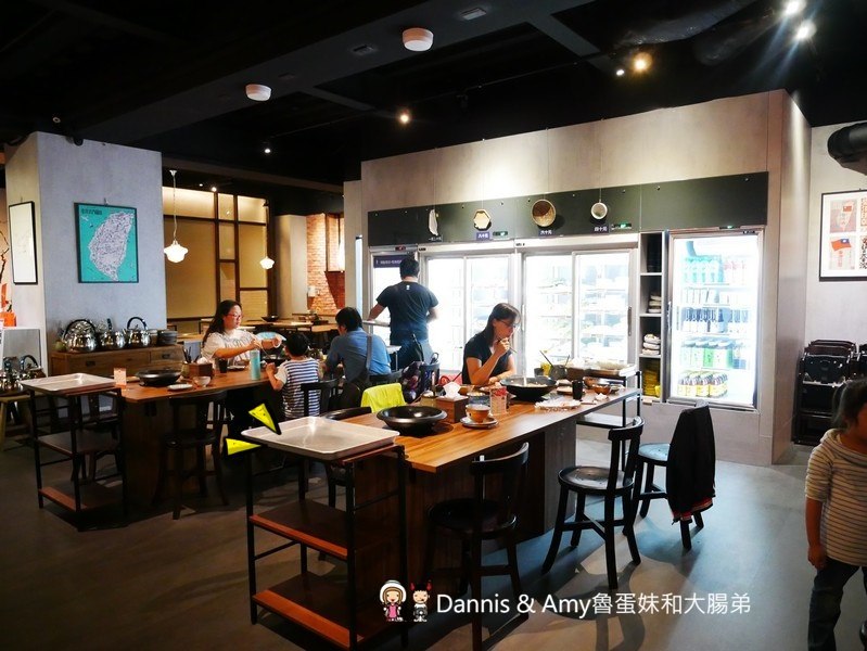 《新竹竹北美食》 韋爐復刻食鍋。以盤計價想吃什麼自己拿。食材新鮮現點現切肉品大推薦。復古空間一起圍爐吃美味石頭火鍋 ︱影片