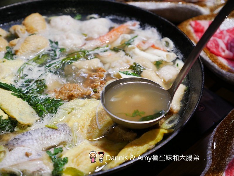 《新竹竹北美食》 韋爐復刻食鍋。以盤計價想吃什麼自己拿。食材新鮮現點現切肉品大推薦。復古空間一起圍爐吃美味石頭火鍋 ︱影片