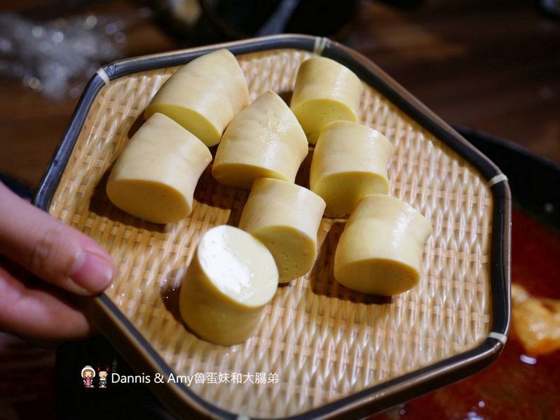 《新竹竹北美食》 韋爐復刻食鍋。以盤計價想吃什麼自己拿。食材新鮮現點現切肉品大推薦。復古空間一起圍爐吃美味石頭火鍋 ︱影片