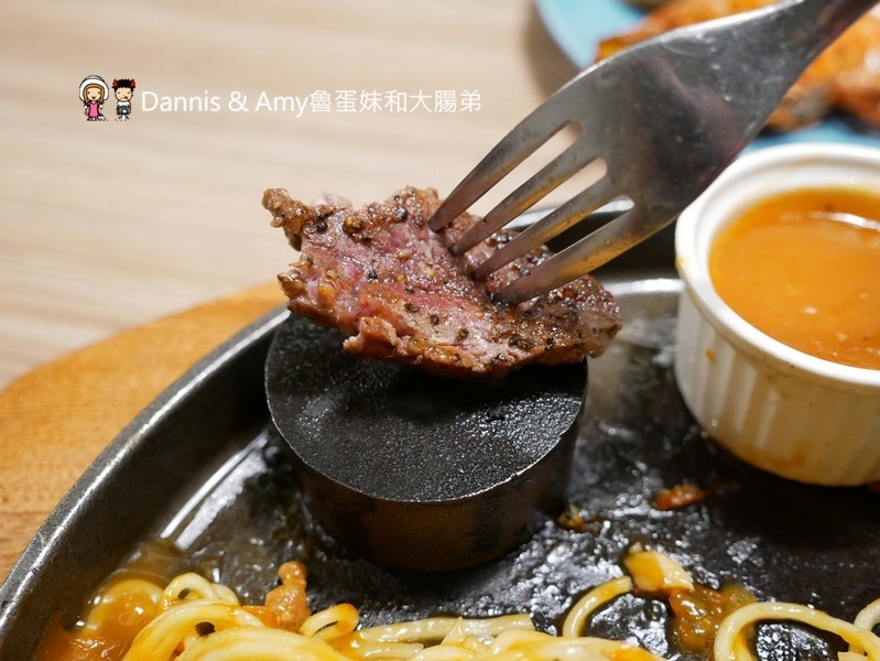 《新竹牛排推薦》牛室炙燒牛排。沙拉x披薩x咖哩飯x炸物小菜 x飲料甜點冰淇淋自助吧吃到飽 ｜情人節聖誕節約會朋友聚餐好去處（影片）