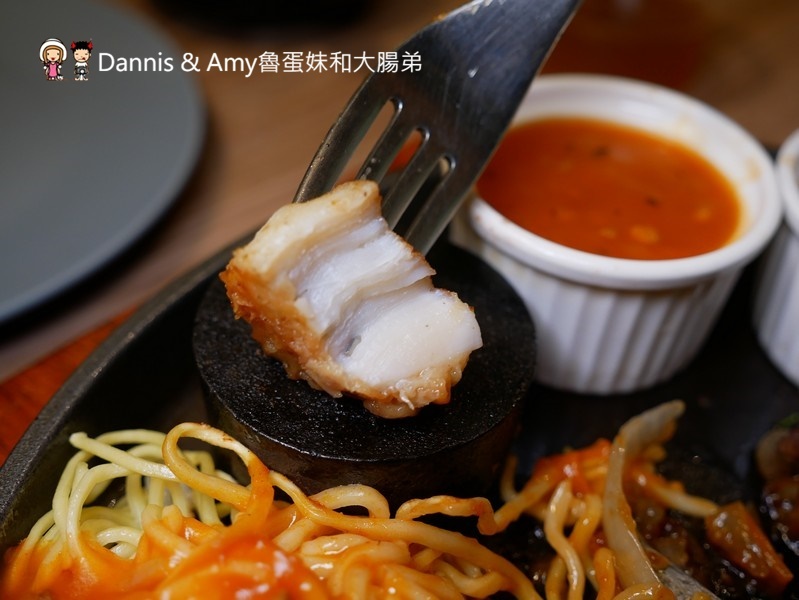 《新竹牛排推薦》牛室炙燒牛排。沙拉x披薩x咖哩飯x炸物小菜 x飲料甜點冰淇淋自助吧吃到飽 ｜情人節聖誕節約會朋友聚餐好去處（影片）