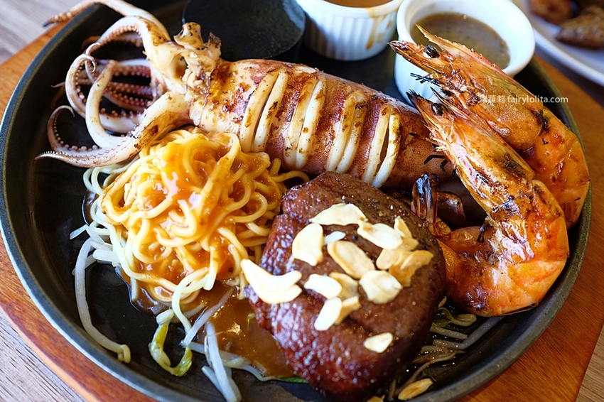 牛室炙燒牛排。地表史上最狂吃到飽,只要299元,牛排+披蕯、buffert 通通無限呷免驚! @蹦啾♥謝蘿莉 La vie heureuse