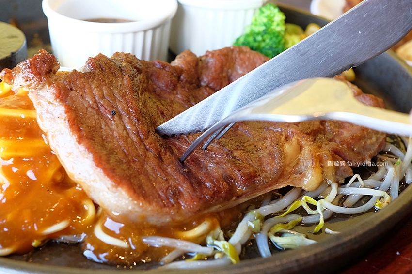 牛室炙燒牛排。地表史上最狂吃到飽,只要299元,牛排+披蕯、buffert 通通無限呷免驚! @蹦啾♥謝蘿莉 La vie heureuse