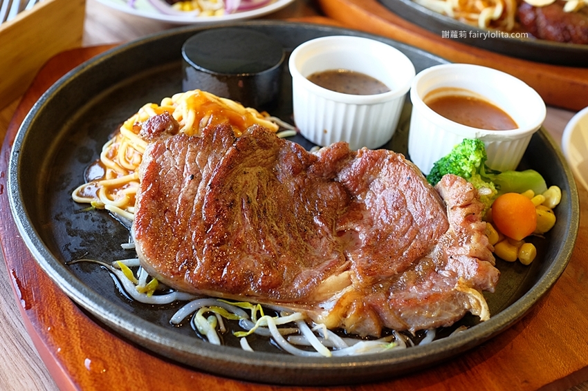 牛室炙燒牛排。地表史上最狂吃到飽,只要299元,牛排+披蕯、buffert 通通無限呷免驚! @蹦啾♥謝蘿莉 La vie heureuse