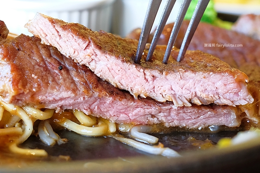 牛室炙燒牛排。地表史上最狂吃到飽,只要299元,牛排+披蕯、buffert 通通無限呷免驚! @蹦啾♥謝蘿莉 La vie heureuse