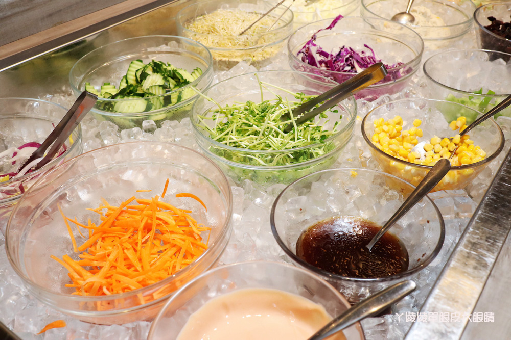 新竹火車站美食｜超萌的熊熊奶茶跟珍珠披薩在牛室炙燒牛排！平日299元享自助吧吃到飽