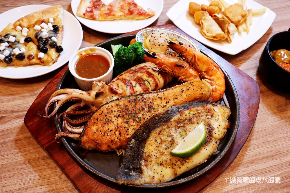 新竹火車站美食｜超萌的熊熊奶茶跟珍珠披薩在牛室炙燒牛排！平日299元享自助吧吃到飽