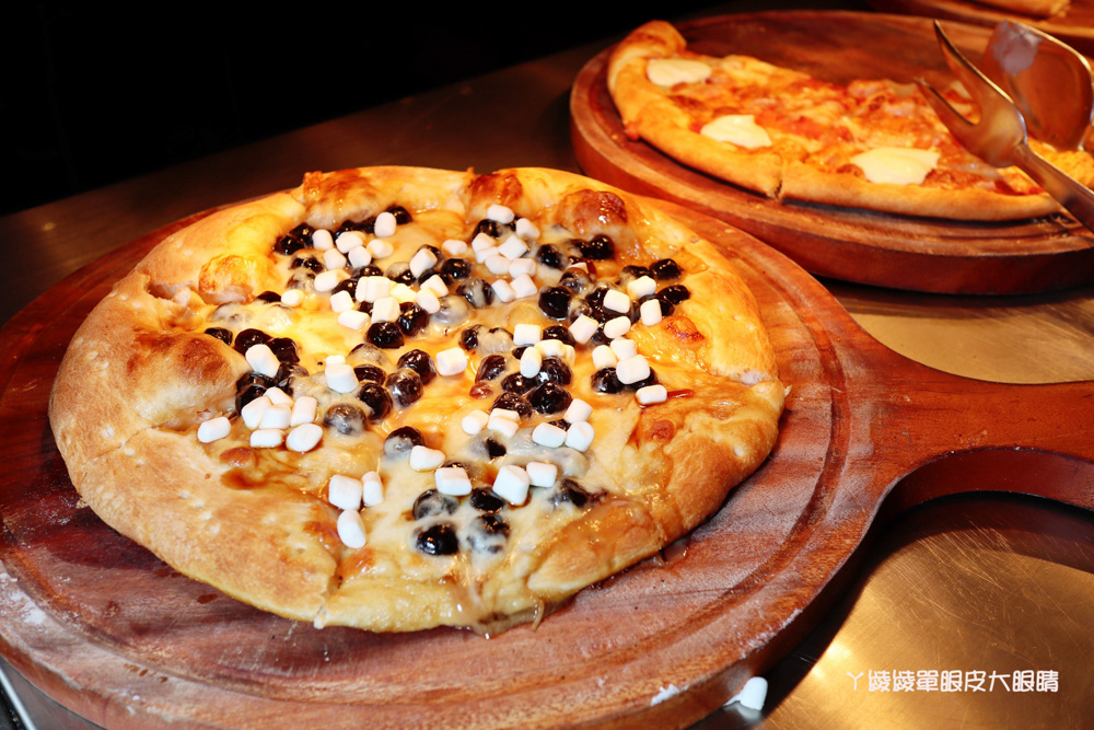 新竹火車站美食｜超萌的熊熊奶茶跟珍珠披薩在牛室炙燒牛排！平日299元享自助吧吃到飽