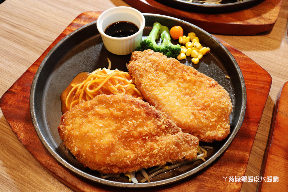 新竹火車站美食｜超萌的熊熊奶茶跟珍珠披薩在牛室炙燒牛排！平日299元享自助吧吃到飽