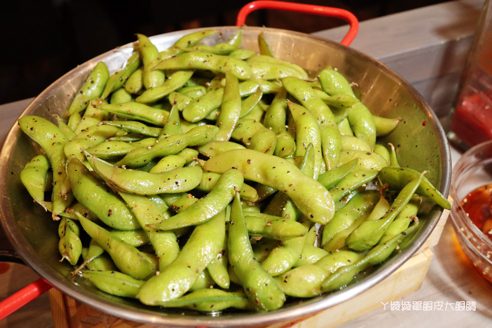 新竹火車站美食｜超萌的熊熊奶茶跟珍珠披薩在牛室炙燒牛排！平日299元享自助吧吃到飽
