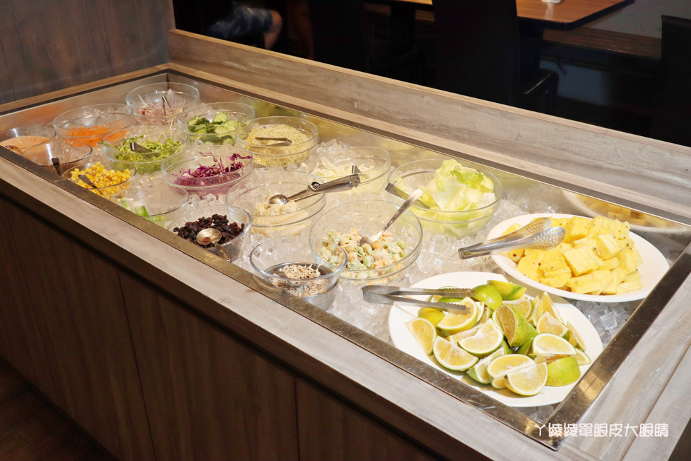 新竹火車站美食|超萌的熊熊奶茶跟珍珠披薩在牛室炙燒牛排!平日299元享自助吧吃到飽