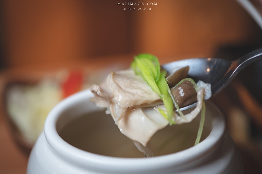 台北美食｜椰兄海派泰式創意料理Coco Brother慶城店～網路評價相當高人氣的泰式料理店，雙人套餐超實惠。活