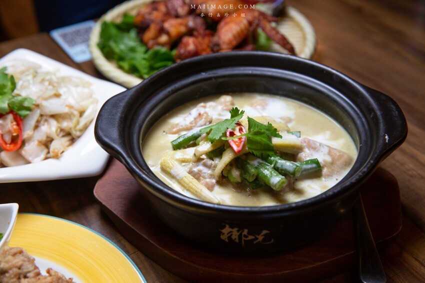 台北美食｜椰兄海派泰式創意料理Coco Brother慶城店～網路評價相當高人氣的泰式料理店，雙人套餐超實惠。活