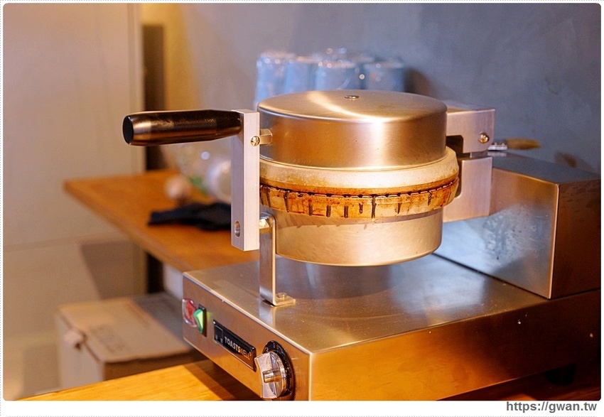 訂單滿到做不出來！老闆說～賣擱卡啊，來吃新推出的榴槤、鹹蛋霜淇淋！