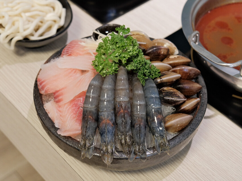 【桃園美食】Da Ma hot pot-解惑火鍋店～平價雙人商業午餐，海鮮肉品一次滿足～桃園藝文特區美食、桃園火鍋推薦