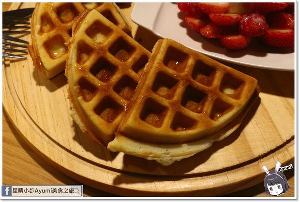 貓言貓語雪花冰下午茶：[食記]►台南北區◄貓言貓語雪花冰下午茶/點草莓雙人套餐還送草莓泡芙/本月打卡就送貓咪蛋糕/超人氣店貓陪你玩