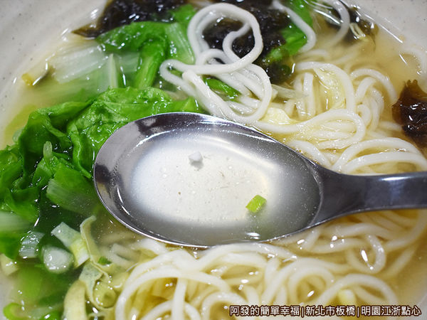 明園江浙點心10-排骨麵-湯頭.JPG