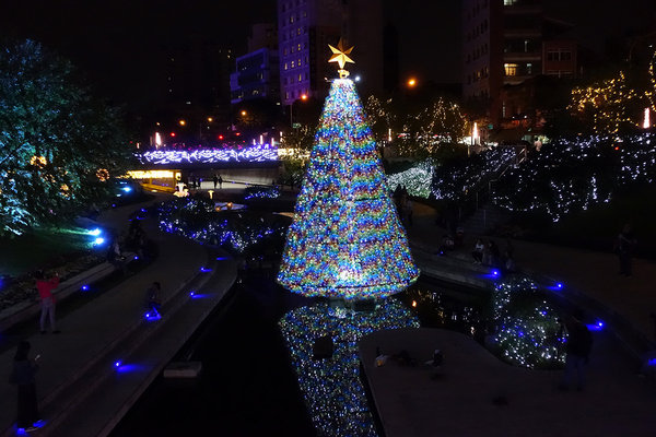 台中柳川水中耶誕樹 (10).jpg 台中柳川水中耶誕樹 (10).jpg