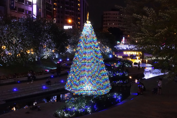 台中柳川水中耶誕樹 (22).jpg 台中柳川水中耶誕樹 (22).jpg