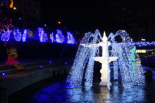 台中柳川水中耶誕樹 (15).jpg 台中柳川水中耶誕樹 (15).jpg