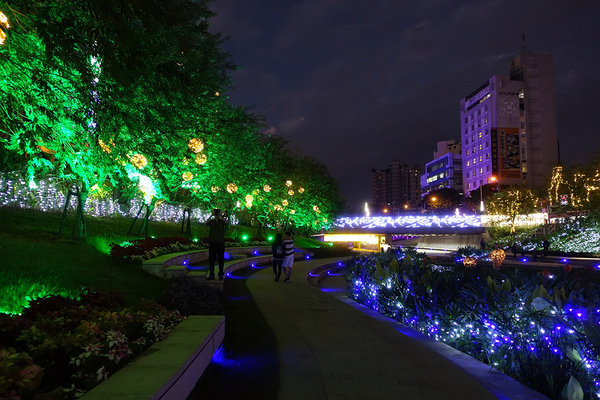 台中柳川水中耶誕樹 (11).jpg 台中柳川水中耶誕樹 (11).jpg