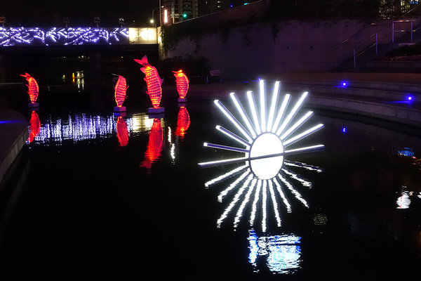 台中柳川水中耶誕樹 (26).jpg 台中柳川水中耶誕樹 (26).jpg