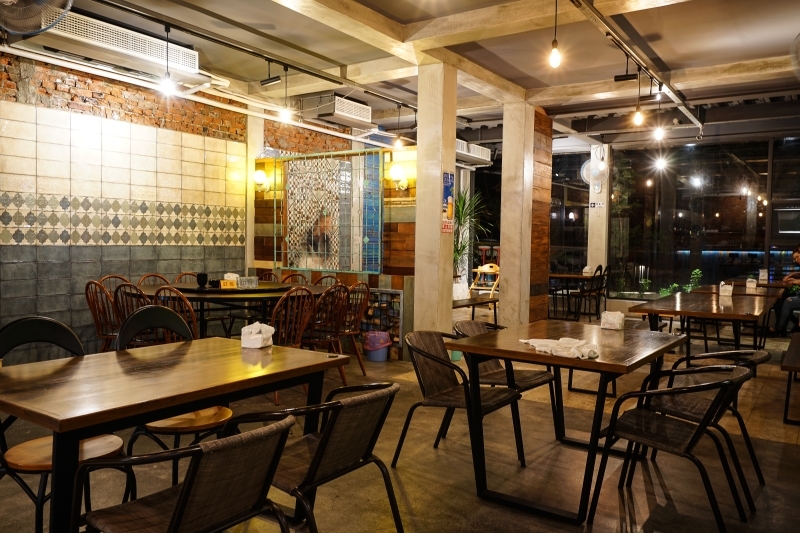 跳躍的宅男 - [花蓮美食]環境優質氣氛好 熱炒美味價格平實 朋友聚會餐廳推薦 蒜頭剝皮辣椒雞湯暖呼呼登場-NO.8育樂新村美食熱炒