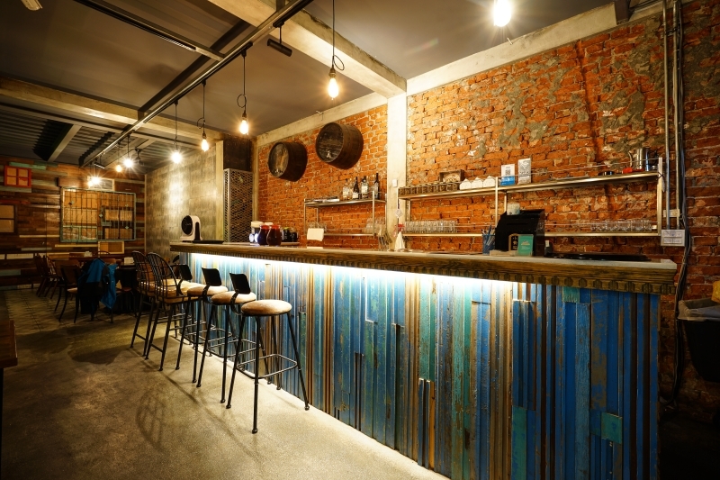 跳躍的宅男 - [花蓮美食]環境優質氣氛好 熱炒美味價格平實 朋友聚會餐廳推薦 蒜頭剝皮辣椒雞湯暖呼呼登場-NO.8育樂新村美食熱炒