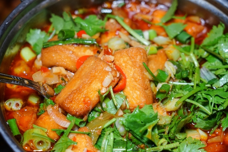 跳躍的宅男 - [花蓮美食]環境優質氣氛好 熱炒美味價格平實 朋友聚會餐廳推薦 蒜頭剝皮辣椒雞湯暖呼呼登場-NO.8育樂新村美食熱炒