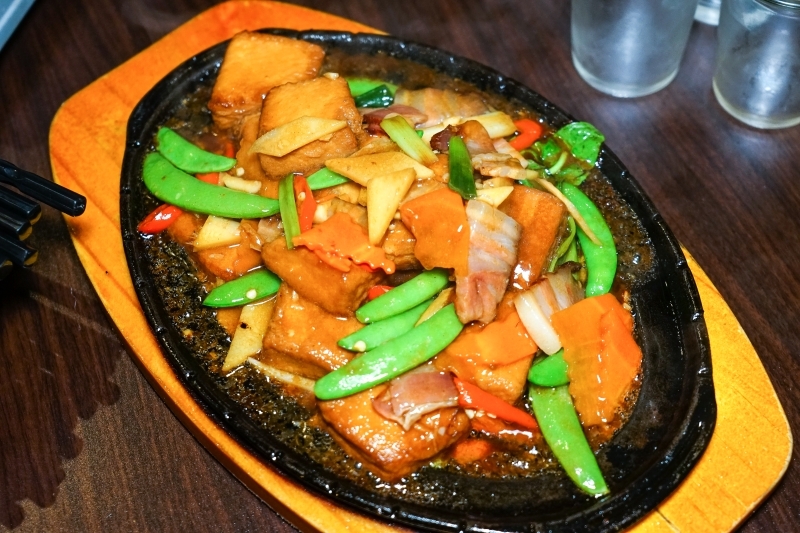 跳躍的宅男 - [花蓮美食]環境優質氣氛好 熱炒美味價格平實 朋友聚會餐廳推薦 蒜頭剝皮辣椒雞湯暖呼呼登場-NO.8育樂新村美食熱炒