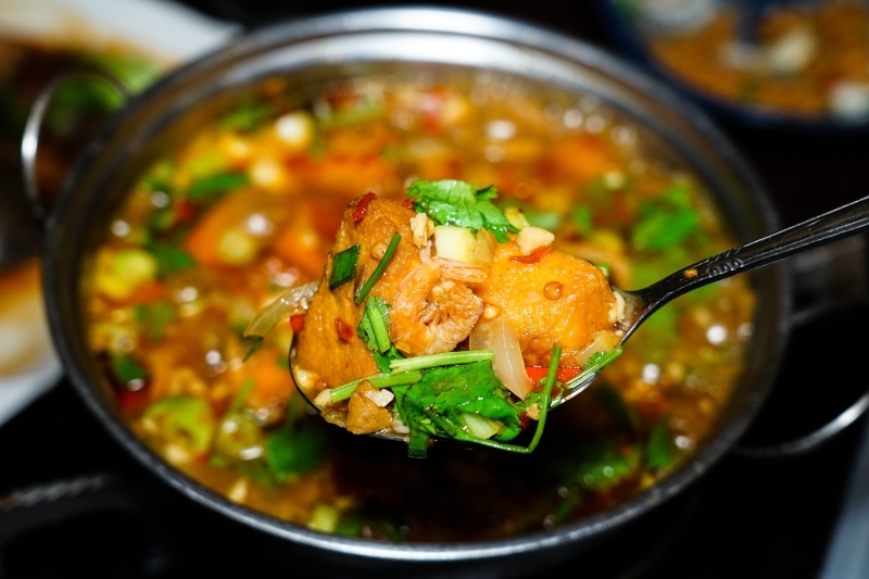 跳躍的宅男 - [花蓮美食]環境優質氣氛好 熱炒美味價格平實 朋友聚會餐廳推薦 蒜頭剝皮辣椒雞湯暖呼呼登場-NO.8育樂新村美食熱炒