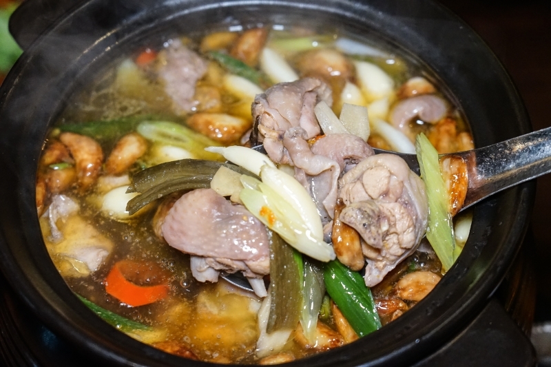 跳躍的宅男 - [花蓮美食]環境優質氣氛好 熱炒美味價格平實 朋友聚會餐廳推薦 蒜頭剝皮辣椒雞湯暖呼呼登場-NO.8育樂新村美食熱炒