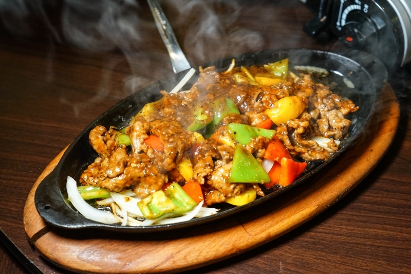 跳躍的宅男 - [花蓮美食]環境優質氣氛好 熱炒美味價格平實 朋友聚會餐廳推薦 蒜頭剝皮辣椒雞湯暖呼呼登場-NO.8育樂新村美食熱炒