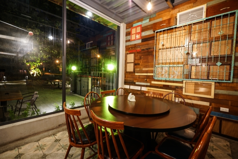 跳躍的宅男 - [花蓮美食]環境優質氣氛好 熱炒美味價格平實 朋友聚會餐廳推薦 蒜頭剝皮辣椒雞湯暖呼呼登場-NO.8育樂新村美食熱炒