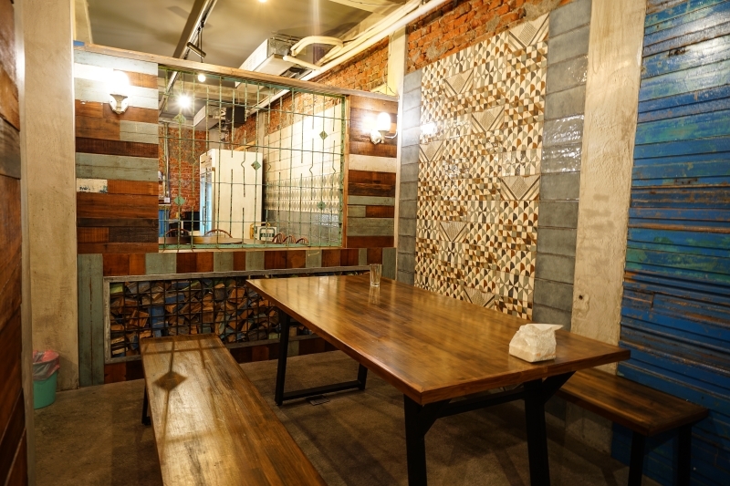 跳躍的宅男 - [花蓮美食]環境優質氣氛好 熱炒美味價格平實 朋友聚會餐廳推薦 蒜頭剝皮辣椒雞湯暖呼呼登場-NO.8育樂新村美食熱炒