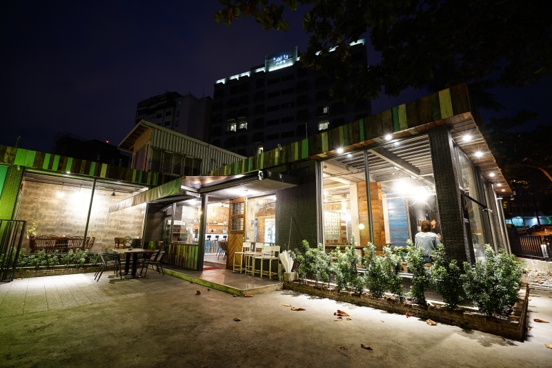 跳躍的宅男 - [花蓮美食]環境優質氣氛好 熱炒美味價格平實 朋友聚會餐廳推薦 蒜頭剝皮辣椒雞湯暖呼呼登場-NO.8育樂新村美食熱炒