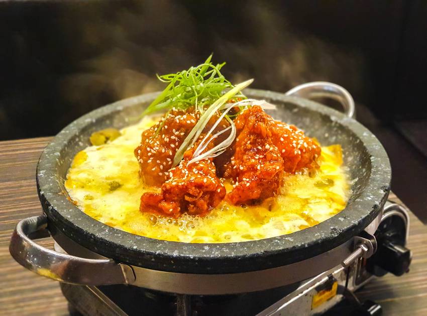 高雄美食||玉豆腐韓國家庭料理 家樂福愛河店-不只有豆腐煲，韓式炸雞搭配熔岩起司也是罪惡十足 ||三民區、韓式料理