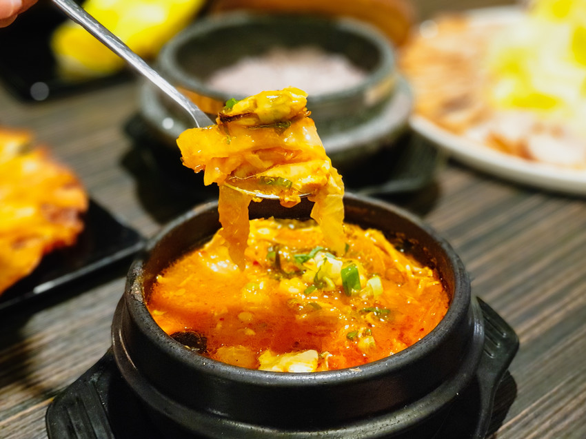 高雄美食||玉豆腐韓國家庭料理 家樂福愛河店-不只有豆腐煲，韓式炸雞搭配熔岩起司也是罪惡十足 ||三民區、韓式料理