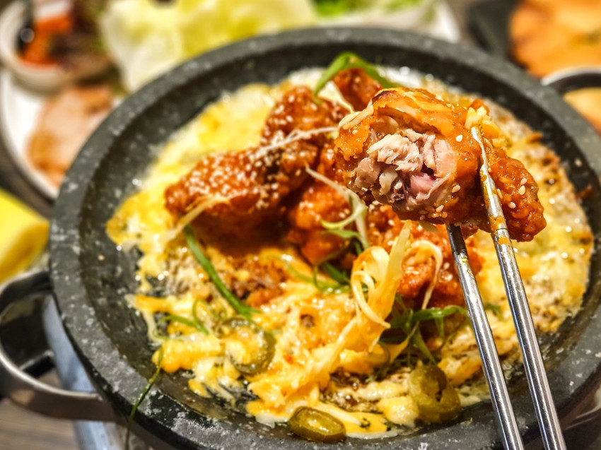 高雄美食||玉豆腐韓國家庭料理 家樂福愛河店-不只有豆腐煲，韓式炸雞搭配熔岩起司也是罪惡十足 ||三民區、韓式料理